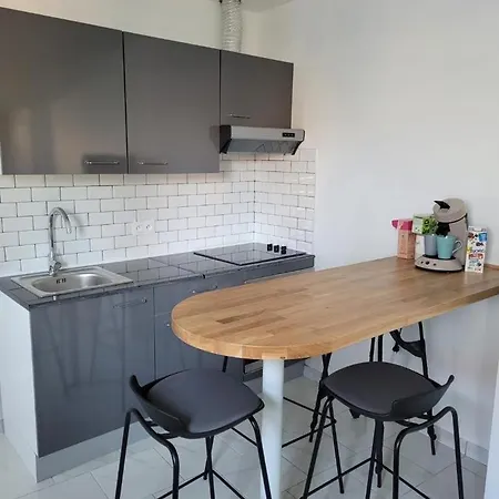 Maisonnette Avec Jardin Piscine Non Accessible Guest house Marseille